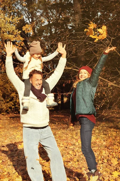 Família Feliz Jogando Parque Outono — Fotografia de Stock