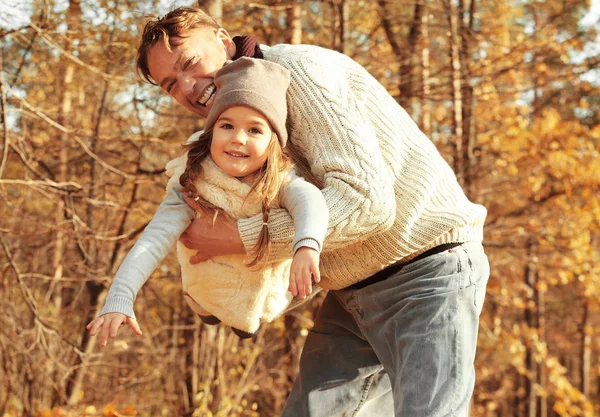Ojciec Córka Grając Piękny Jesienny Park — Zdjęcie stockowe