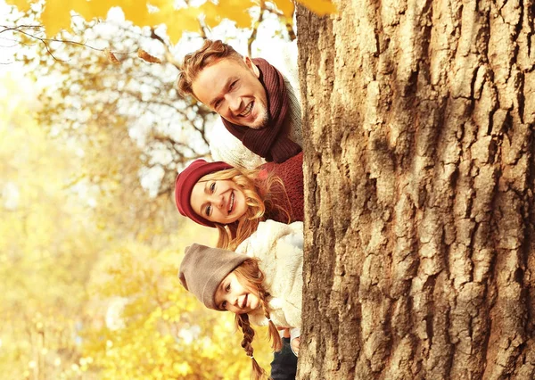 Família Feliz Descansando Belo Parque Outono — Fotografia de Stock