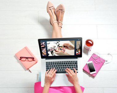 Kadın izlerken online eğitim