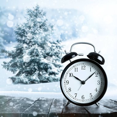 Ahşap masadaki çalar saat