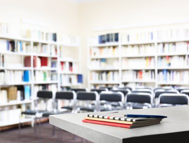 dizüstü bilgisayarlarla kalemi tablo üzerinde