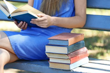 Kadın kitap okuyor.