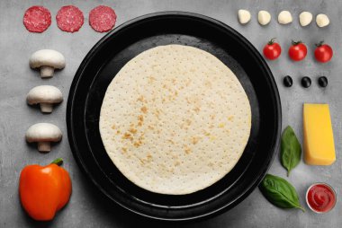 Pizza temel pişirme tepsisi içinde