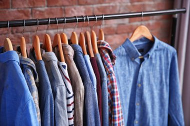 Askıları ile farklı erkek giyimi