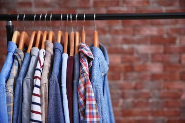 Askıları ile farklı erkek giyimi