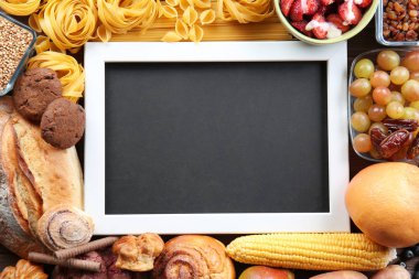 Kara tahta ve yemek pişirmek için malzemeler