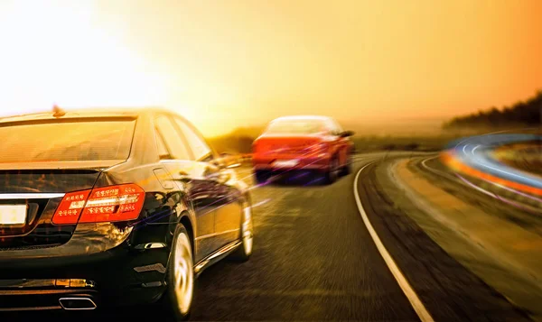 Bilar som kör snabbt på väg — Stockfoto