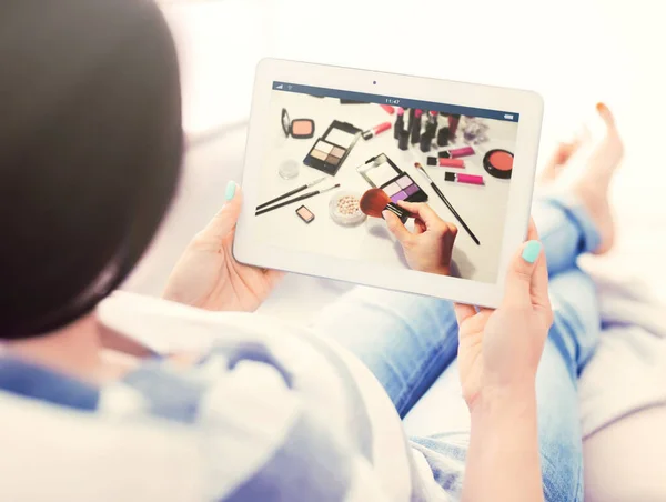 Woman watching online tutorial — Stock Photo, Image