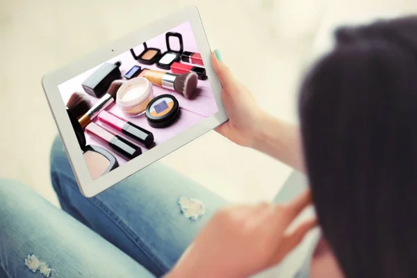 Woman watching online tutorial — Stock Photo, Image