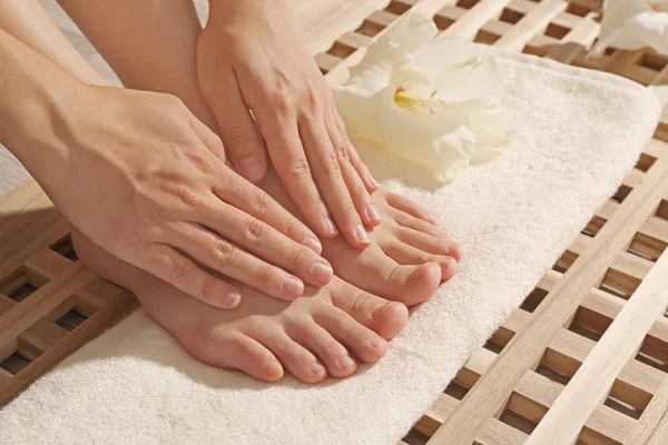 Female feet in spa salon — Stock Photo, Image