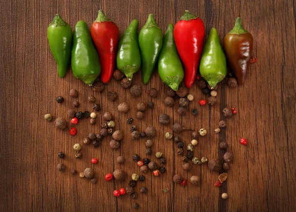 Pimentos frescos e secos — Fotografia de Stock