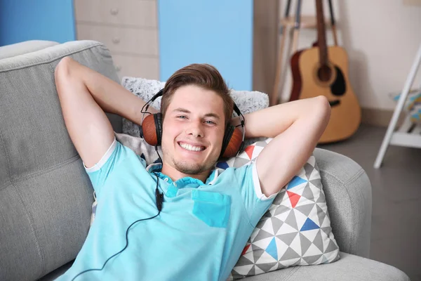 Man listening to music — Stock Photo, Image