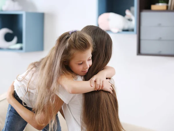 Fille mignonne avec mère — Photo