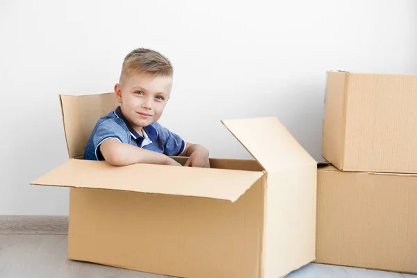 Αγόρι παίζει με κουτιά από χαρτόνι — Φωτογραφία Αρχείου