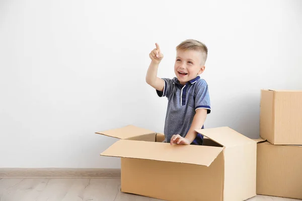 Niño jugando con cajas de cartón — Foto de Stock