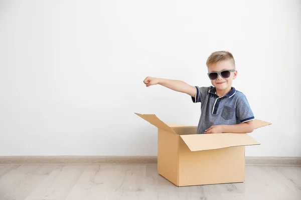 Niño jugando con caja de cartón — Foto de Stock