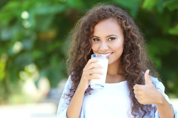 Jonge Afro-Amerikaanse vrouw — Stockfoto