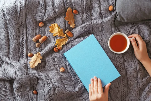 Mãos femininas com livro — Fotografia de Stock