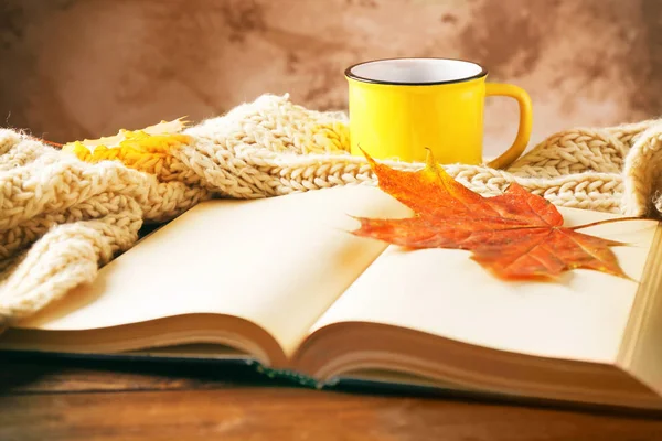 秋の紅葉と開いた本 — ストック写真