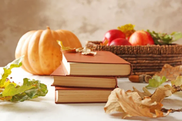 Livros e folhas de outono — Fotografia de Stock