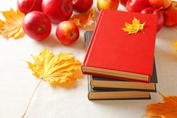 Closeup των βιβλίων και τα μήλα — Φωτογραφία Αρχείου