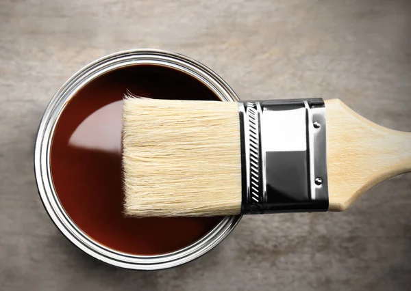 Pot de peinture et brosse — Photo