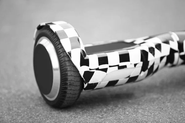 アスファルト舗装のモダンな gyroscooter — ストック写真