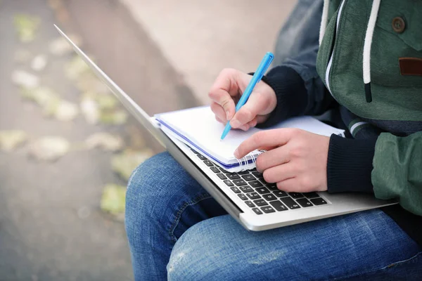 Adolescente sentado com laptop ao ar livre, close-up — Fotografia de Stock