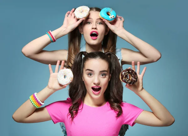 Mulheres com saborosos donuts — Fotografia de Stock