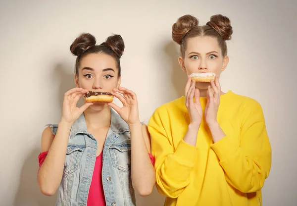 Women with tasty donuts — Stockfoto