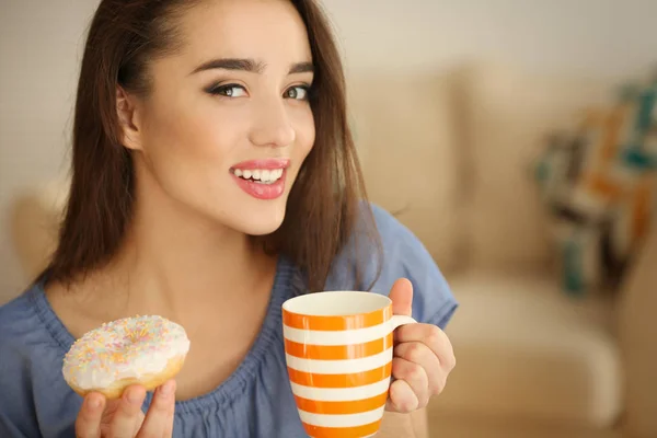 Mujer con sabroso donut — Foto de Stock