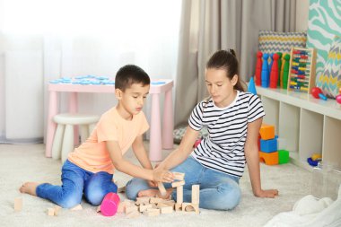 Kız ve erkek kardeşim ahşap oyuncaklar ile oynama