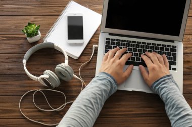 Dizüstü bilgisayarda yazan adam