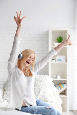 Kulaklıklı genç bir kadın.