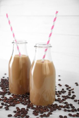 Bardaklarda lezzetli milkshakes 