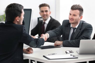 Ofiste çalışan iş adamları