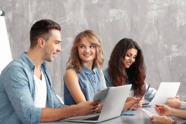 Ofiste çalışan tasarımcı grubu