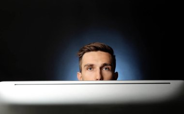 bilgisayar başında oturan adam