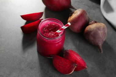 Pancar güler yüzlü ve taze sebze