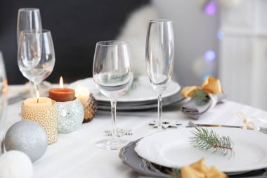 Noel yemeği için servis edilen masa. 