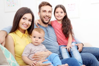 kanepede oturan mutlu bir aile