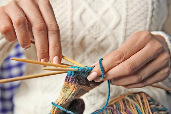 Woman knitting socks — Stock Photo, Image