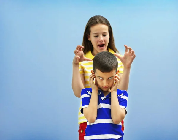 Hermano Hermana Sobre Fondo Color — Foto de Stock