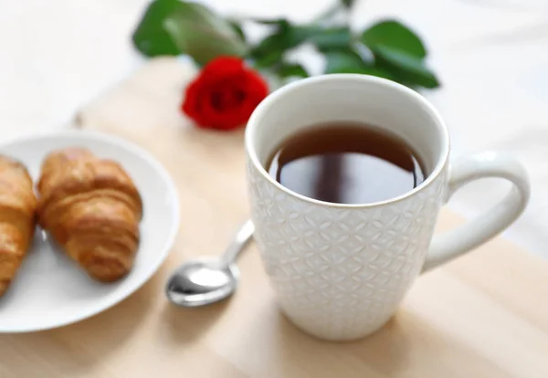 Kopje thee met croissants en rose — Stockfoto