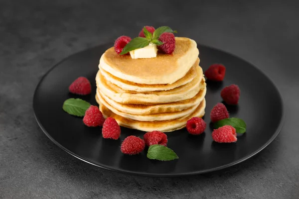 Pancake lezat dengan raspberry — Stok Foto