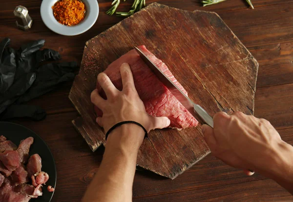 Butcher cutting pork meat — Stock Photo, Image