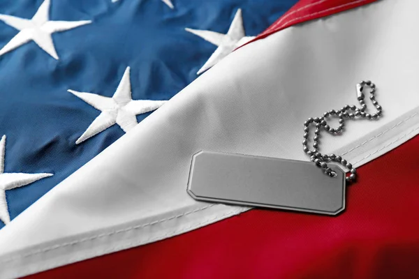 兵士のアメリカの国旗にトークン — ストック写真
