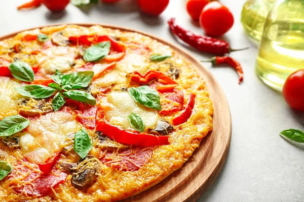 Смачна піца з інгредієнтами — стокове фото