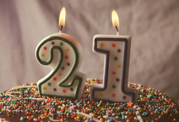 Torta di compleanno con candele accese — Foto Stock